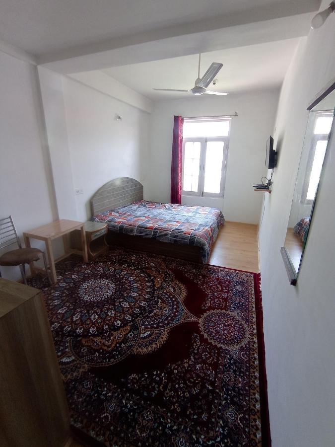 The Ile Hotel Srīnagar Buitenkant foto