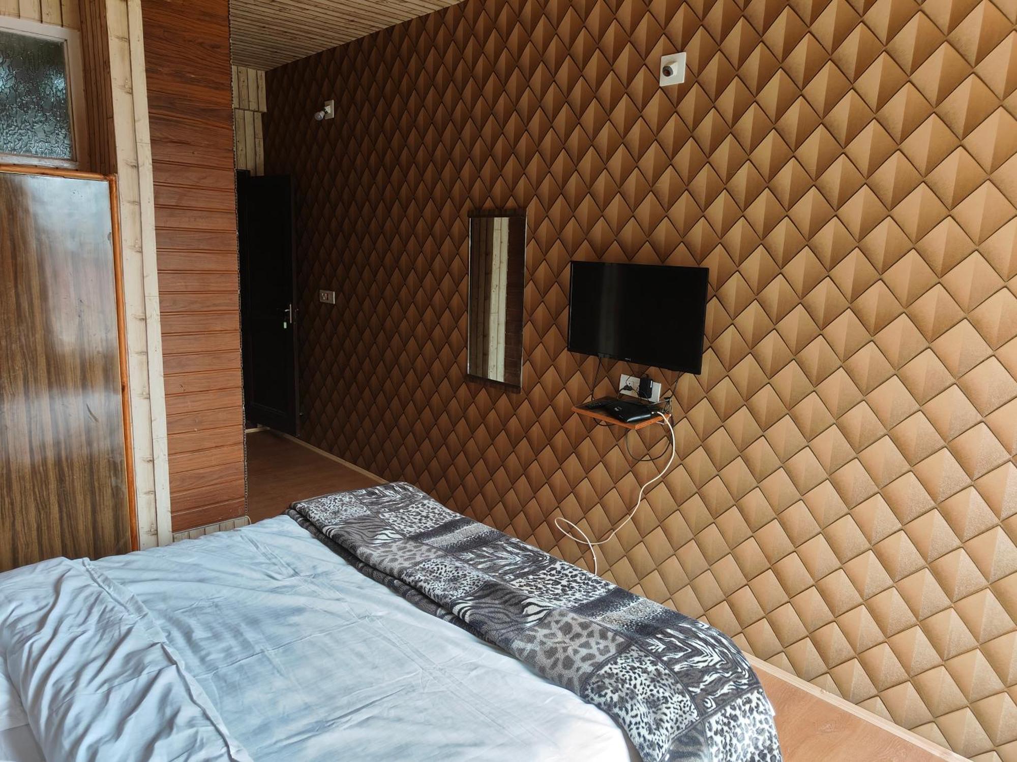 The Ile Hotel Srīnagar Buitenkant foto